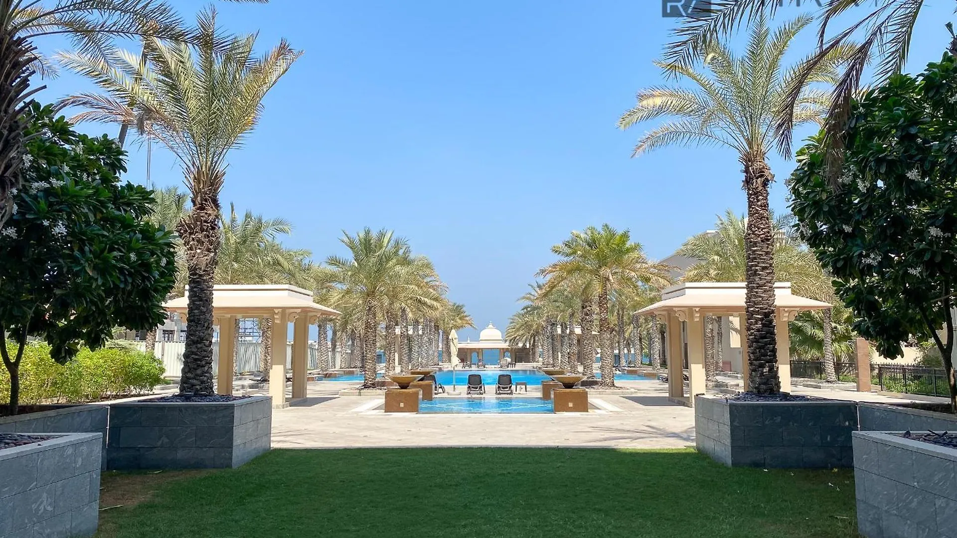 Mira Holiday Homes - Spacious 2 Bedroom With Patio In Palm Jumeirah Dubai Apartment